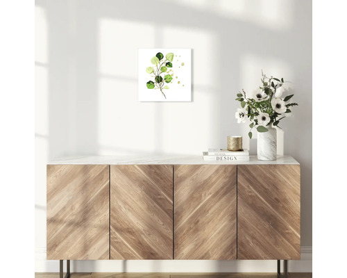 Decoratieve wandafbeelding met eucalyptusmotief in de woonkamer op een houten kast
