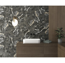 Moderne badkamer met wastafel, kraan, handdoeken, lamp en zeshoekige wandtegels in marmerlook