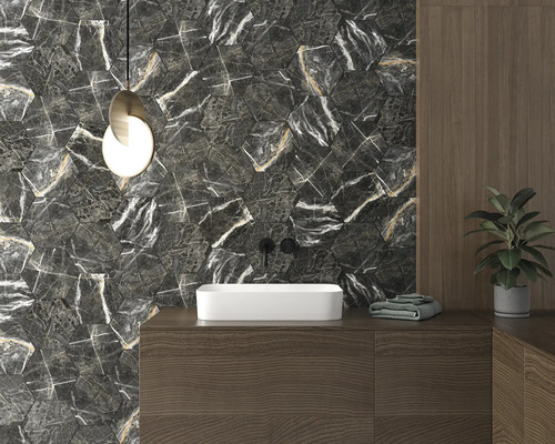 Moderne badkamer met wastafel, kraan, handdoeken, lamp en zeshoekige wandtegels in marmerlook