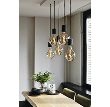 Eettafel met vaas bloemen, kaarsen en hanglamp met meerdere lampen