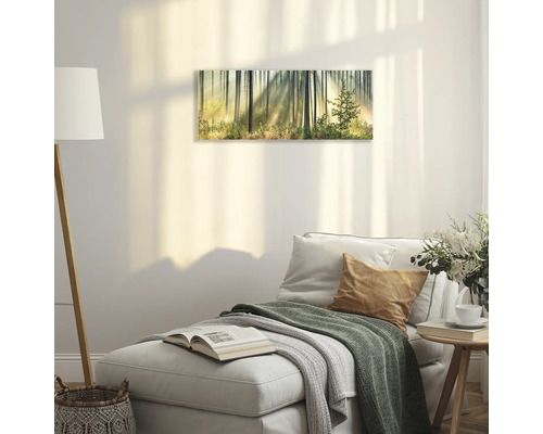 Wanddecoratie met bosmotief in een woonkamer.