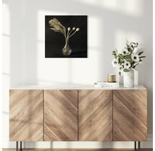 Decoratieve wandkunst met bloemstilleven boven een houten kast