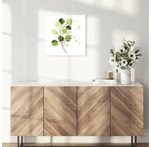 Decoratief canvas met eucalyptus motief boven een houten kast