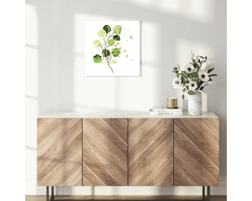 Decoratief canvas met eucalyptus motief boven een houten kast