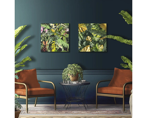 Woonkamer met twee fauteuils, een tafeltje en twee decoratieve schilderijen met plantmotieven aan de wand