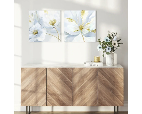 Decoratief dressoir met bloemenschilderijen en bloemenvaas voor een stijlvol huis