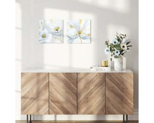 Woonkamer met dressoir, twee bloemenschilderijen en decoratie