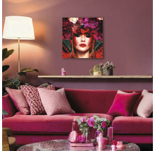 Woonkamer met rode bank, salontafel en muurschildering met vrouw en bloemen