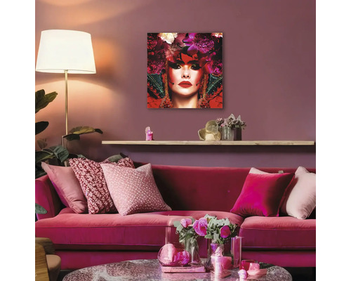 Woonkamer met rode bank, salontafel en muurschildering met vrouw en bloemen