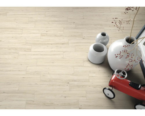 Lichte tegelvloer met houtlook, gedecoreerd met vazen en speelgoedauto