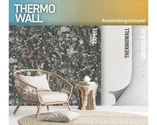 Kameroverzicht met thermisch behang met plantenmotief, rotan stoel en houten kruk