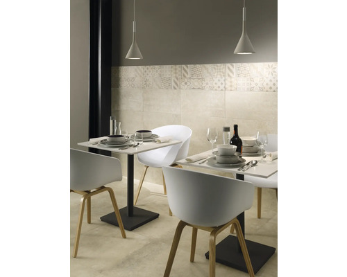 Restaurant met gedekte tafels, stoelen en wandtegels