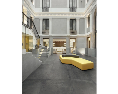 Licht interieur met trap, zitmogelijkheid en tegelvloer