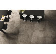 Vloertegels in woonkamer met tafel en stoelen.