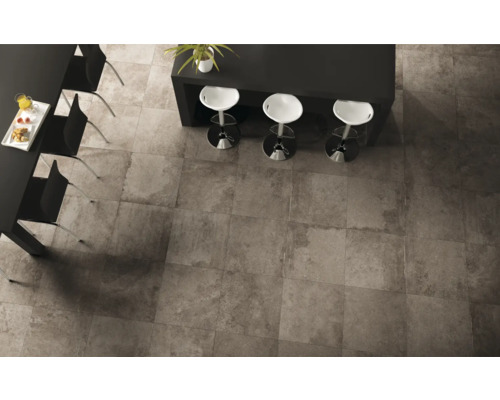 Vloertegels in woonkamer met tafel en stoelen.