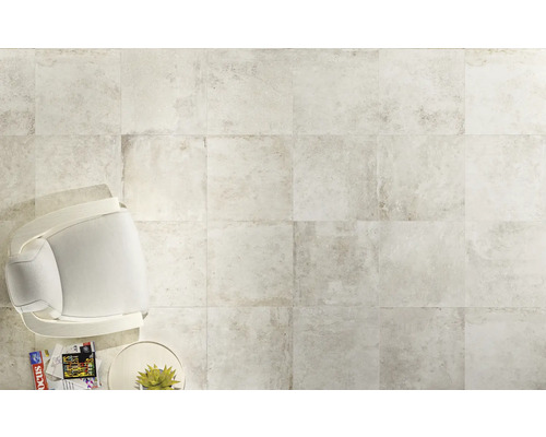 Tegelvloer met zitje en bijzettafel