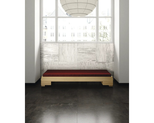 Lichte kamer met raam, bank met rode bekleding en wandtegels