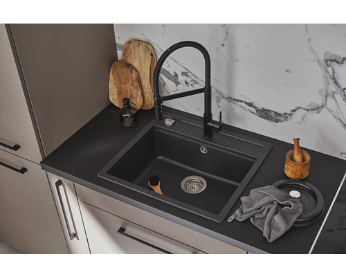 Spoelbak met kraan op een aanrecht