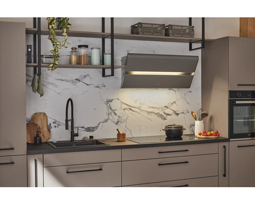 Moderne keuken met afzuigkap, spoelbak, kookplaat en planken