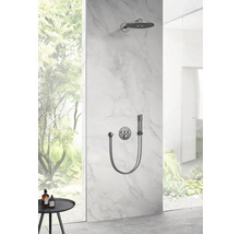 Douchegarnituur met hoofddouche en handdouche voor een marmeren wand