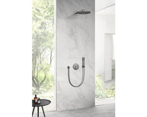 Douchegarnituur met hoofddouche en handdouche voor een marmeren wand