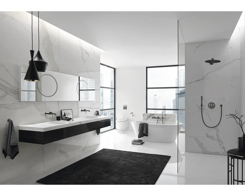 Moderne badkamer met dubbele wastafel, ligbad en douche