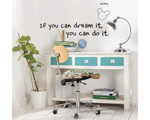 Werkplek met bureau, bureaulamp en bureaustoel