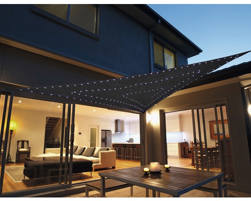 PEDDYSHIELD Schaduwdoek met LED-verlichting driekhoek grijs 360x360x360 cm Donker zonnescherm met LED-verlichting op een terras voor een huis.