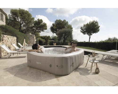 Opblaasbare whirlpool met twee personen in de tuin