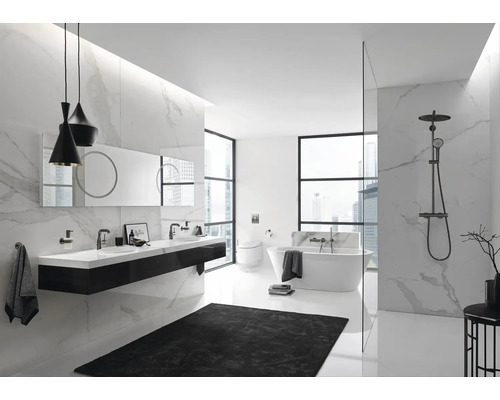 Moderne badkamer met dubbele wastafel, vrijstaand bad en douchearmatuur