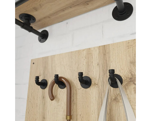 Garderobepaneel met kledingroede en haken in industrieel ontwerp