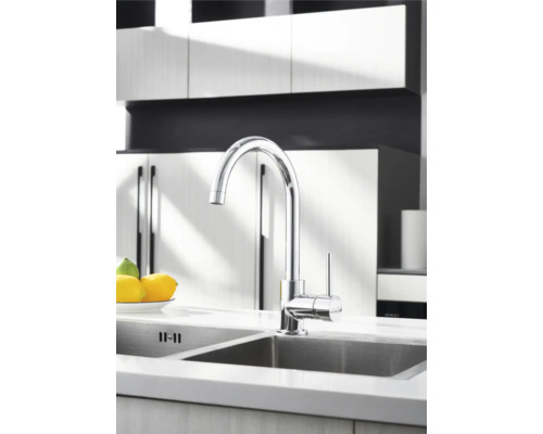 Keukenscène met gootsteenkraan en spoelbak