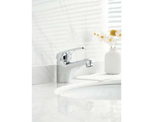 Eengreepsmengkraan van metaal op een wastafel