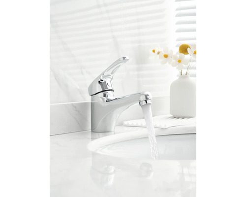 Verchroomde wastafelmengkraan met stromend water