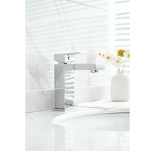 Moderne badkamer met vierkante kraan en uittrekbare handdouche