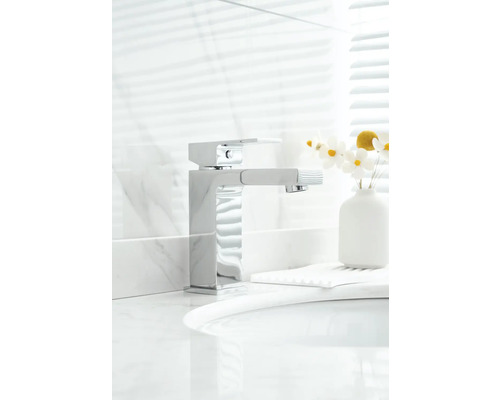 Moderne badkamer met vierkante kraan en uittrekbare handdouche