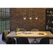Eettafel met hanglampen boven de tafel in een eetkamer