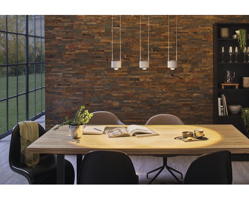 Eettafel met hanglampen boven de tafel in een eetkamer