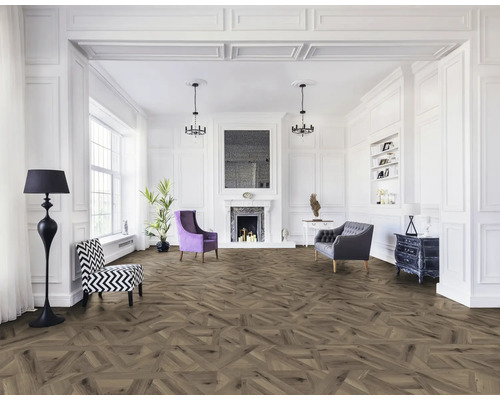 Lichte kamer met houten vloer in geometrisch patroon, fauteuils, bank en open haard