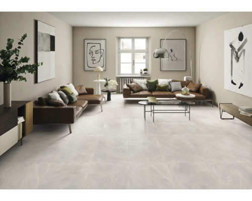 Lichte woonkamer met tegelvloer, banken en decoratie