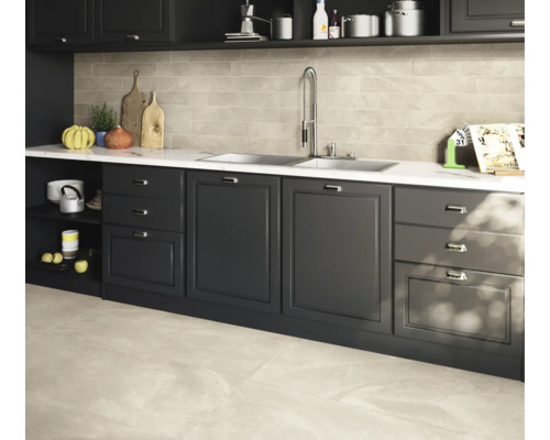 Keukenscène met gootsteen, kraan, werkblad en keukenkasten