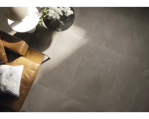 Scene met vloertegels, bank en tafels.