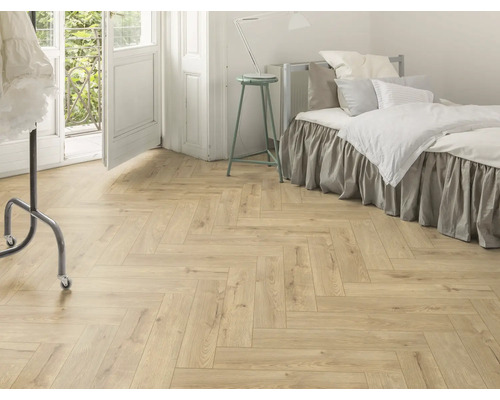 Lichte kamer met visgraatparket, bed en open balkon