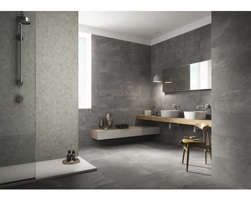 Moderne badkamer met grijze tegels op wanden en vloer, douche, wastafels en spiegel.