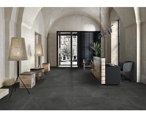 Lichte ruimte met donkere tegelvloer, lampen en ontvangstruimte