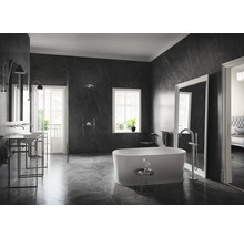 Badkamer met vrijstaand bad, wastafels en marmeren tegels