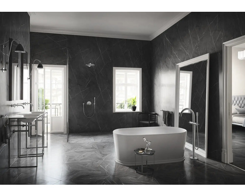 Badkamer met vrijstaand bad, wastafels en marmeren tegels