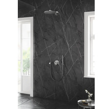 Douchearmatuur in badkamer met marmeren muur