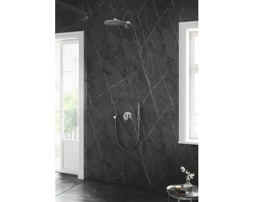 Douchearmatuur in badkamer met marmeren muur