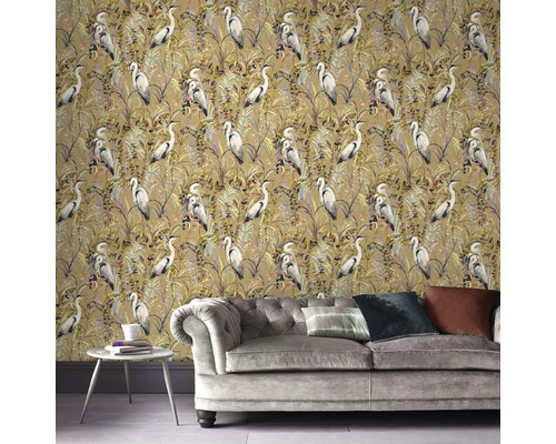 Woonkamer met grijze bank en behang met reigerpatroon